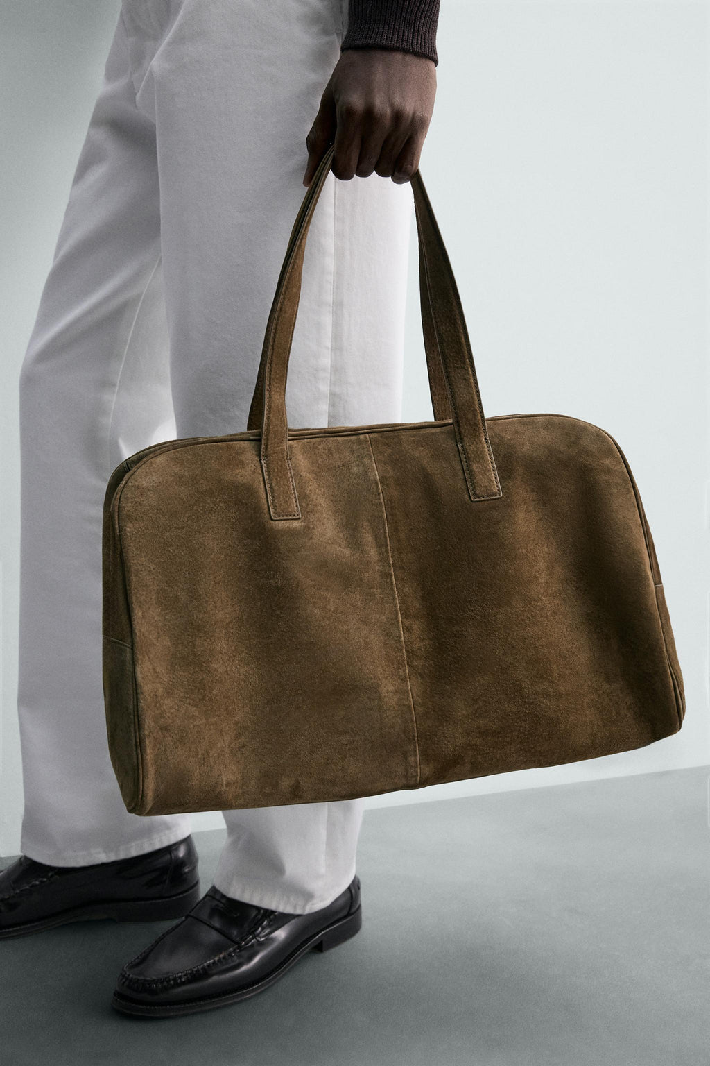 Medium leather travel bag